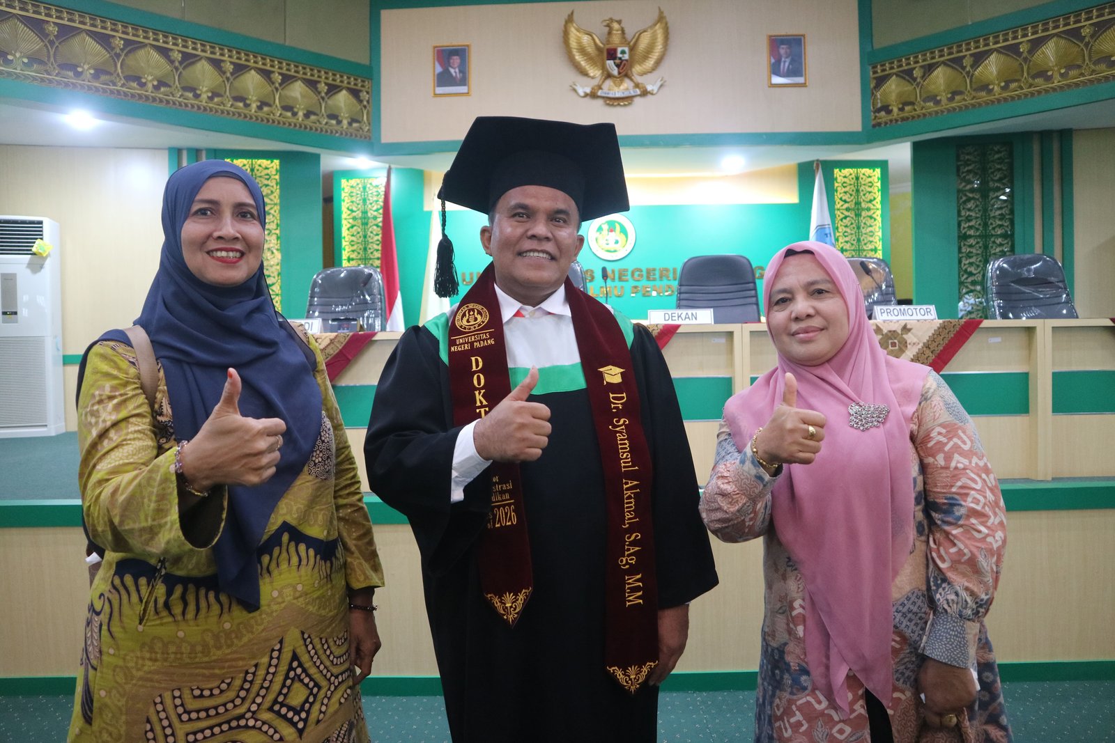 Dari Bilik Sidang ke Bilik Inspirasi: Ketua Komite MIN 7 Padang Ukir Sejarah Lewat Gelar Doktor